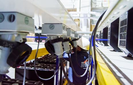 Cableado de automatización industrial en una planta