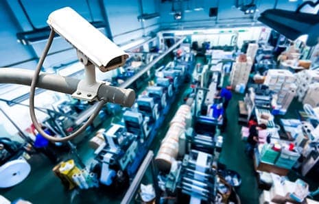 Cámara de seguridad instalada para la vigilancia de un negocio